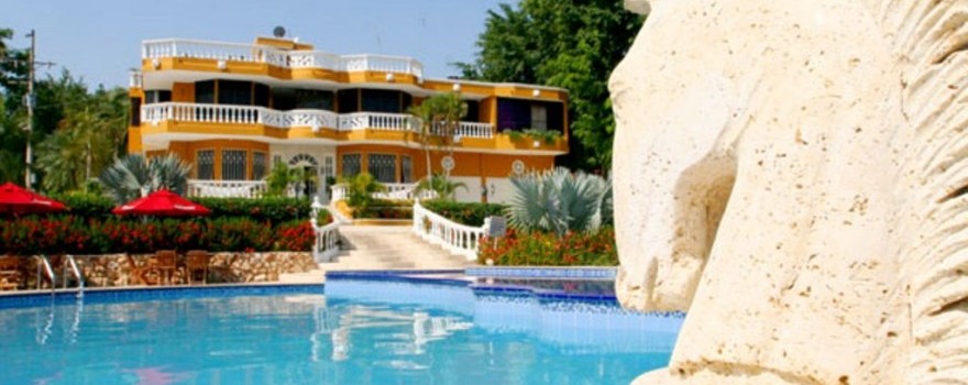 Fachada y piscina   Fuente hotelcamepstrevillamartha com